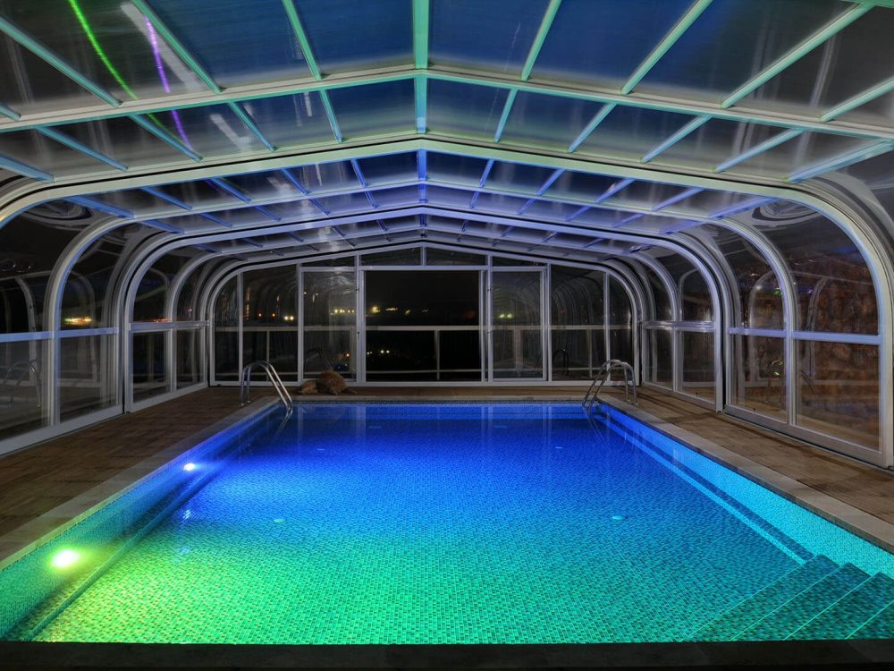 Cubiertas altas de piscinas / Abris hauts / High covers / Coberturas altas